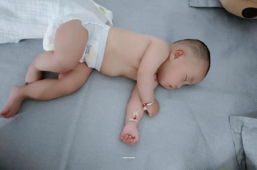 鹤壁宝宝睡觉爱翻身