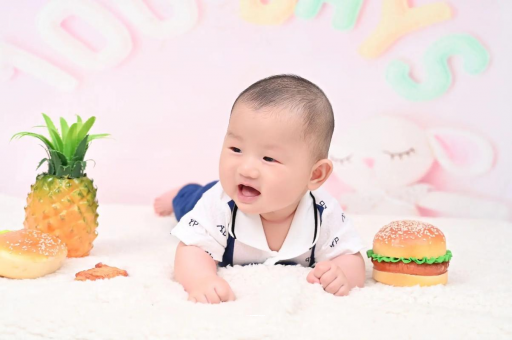 鹤壁宝宝在妈妈肚子里